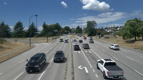 Vehículos-Que-Circulan-Por-La-Carretera-En-Diferentes-Direcciones-Durante-El-Día