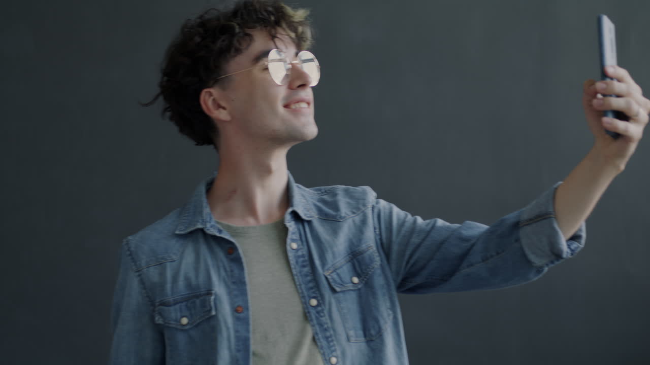 셀피를 찍는 젊은 남자