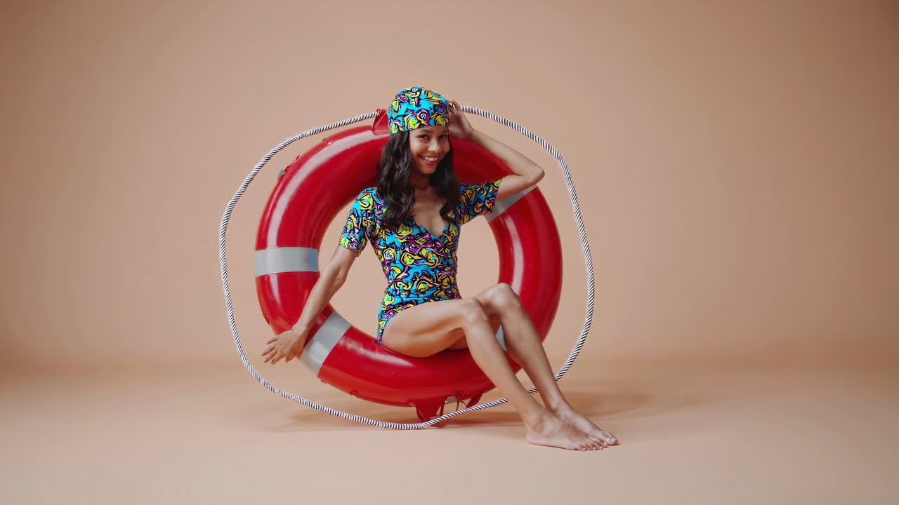 chica en traje de baño y chaleco salvavidas