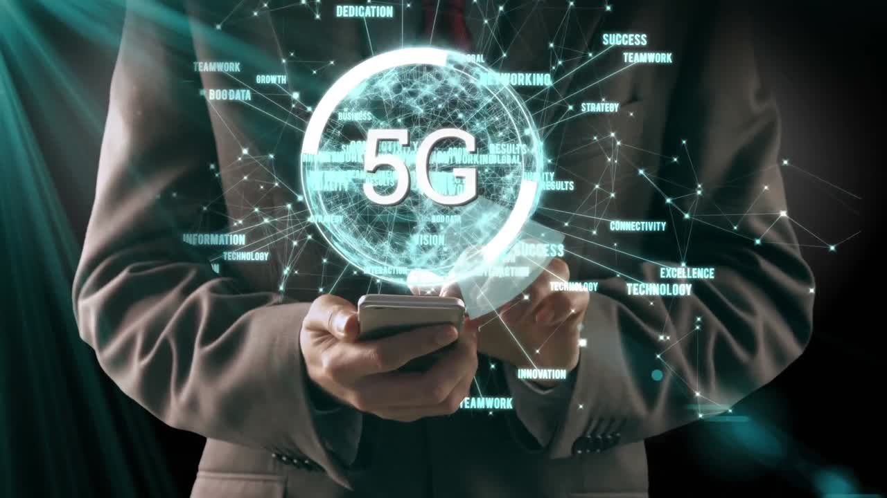 5g visualizzato in un cerchio con un uomo d'affari che utilizza uno smartphone sullo sfondo