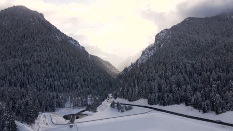 Tibble-Fork-Reservoir-Im-Schnee-Eingefroren,-Berghang-Von-Utah,-Luftbild