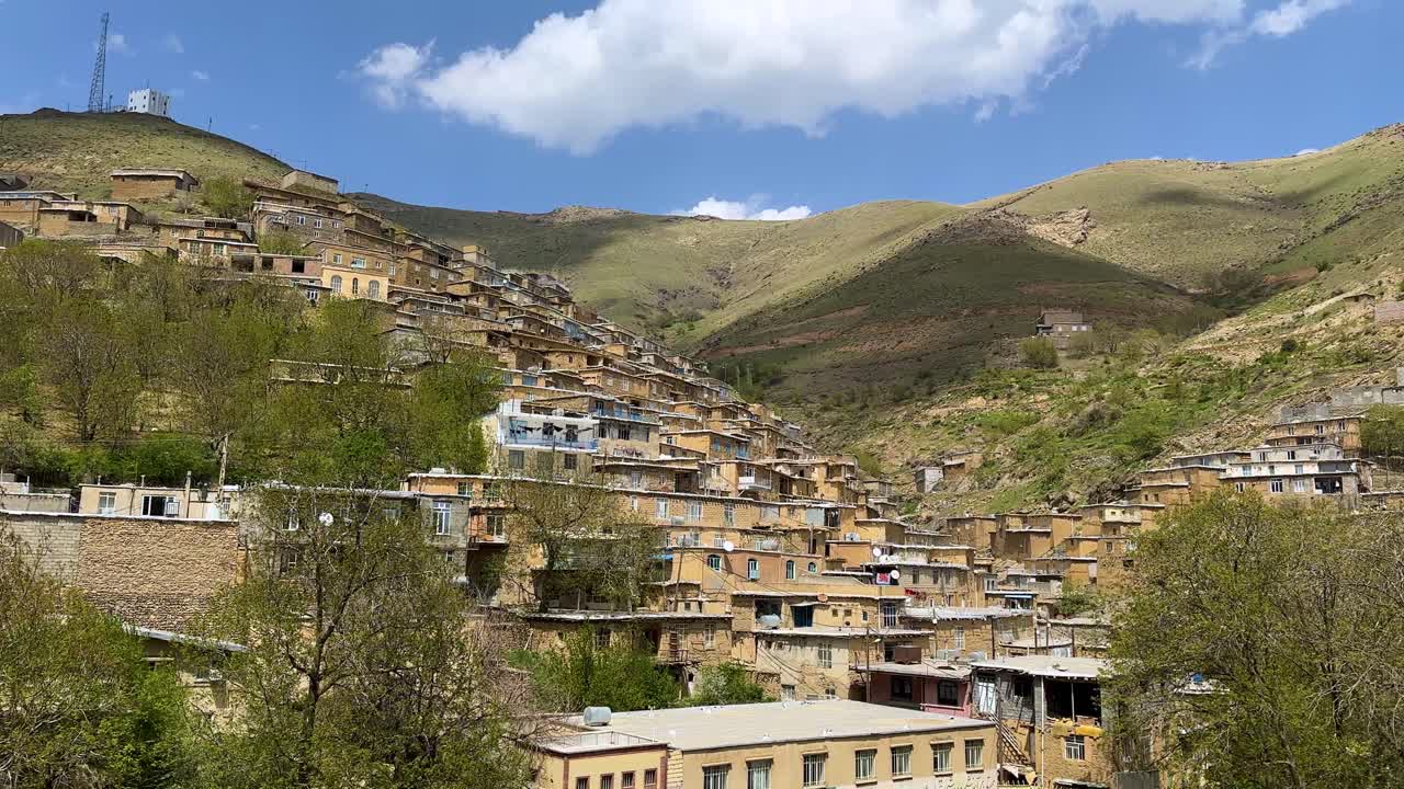 İran-Irak Zagros Dağları'nda, kerpiç evlerle teraslanmış kırsal bir Kürdistan köyüne yolculuk. Köyde Kürt kültürü, geleneksel mimari, yamaçlar, mavi gökyüzü, kırsal yaşam, tarım ve ceviz bahçeleri öne çıkıyor.