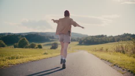 Mujer-Despreocupada-Corriendo-Por-La-Carretera-Cerca-De-La-Pradera