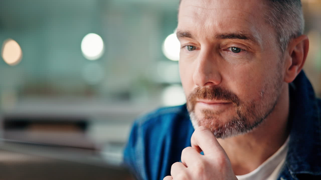 retrato de un hombre pensativo