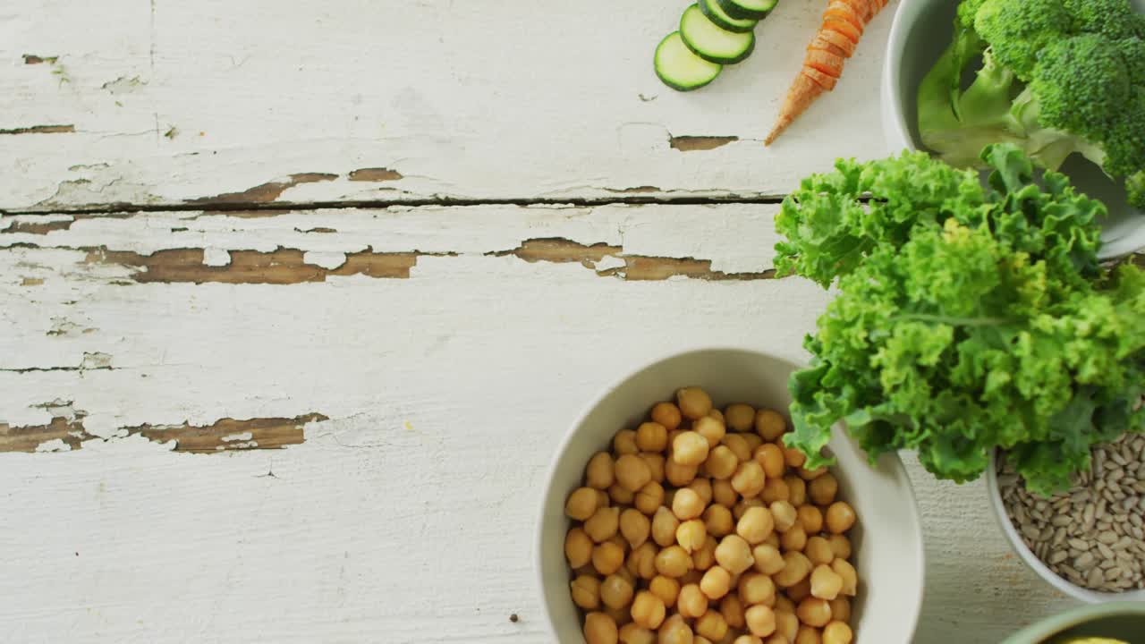 Vídeo de cuencos de verduras frescas con espacio para texto sobre fondo rústico blanco.