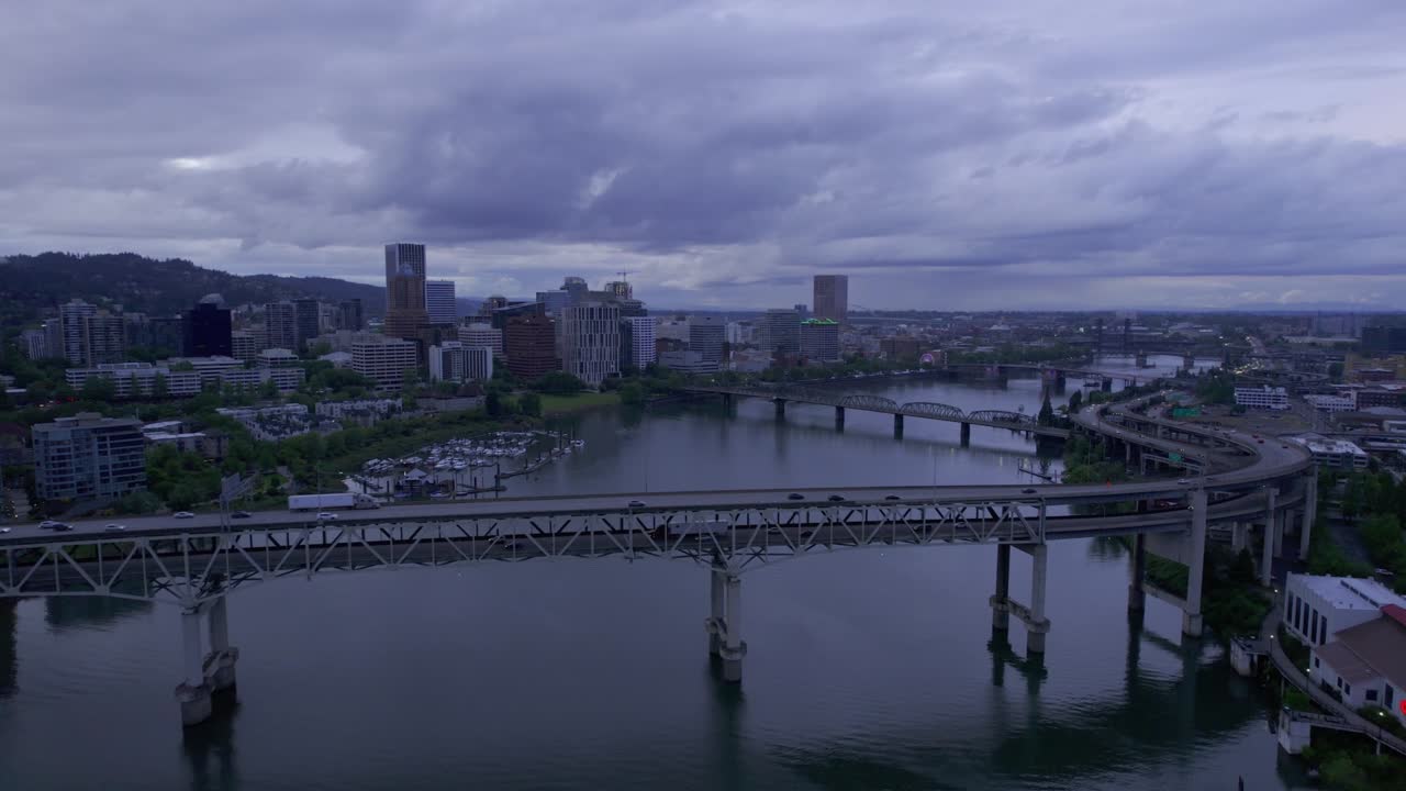 포틀랜드, 오리건, 고속도로 다리를 따라 구름이 쌓인 날