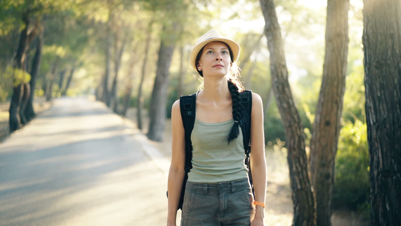 숲 에서 산책 하는 여자