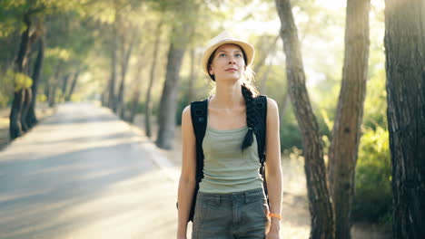 mujer caminando en un bosque