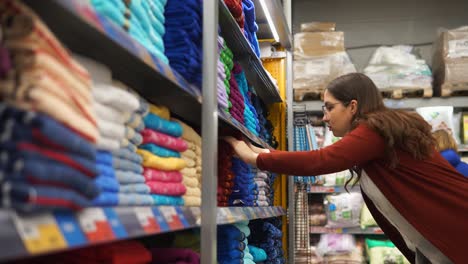 mujer comprando toallas en un supermercado