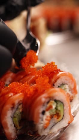 cerca de un chef preparando sushi de salmón