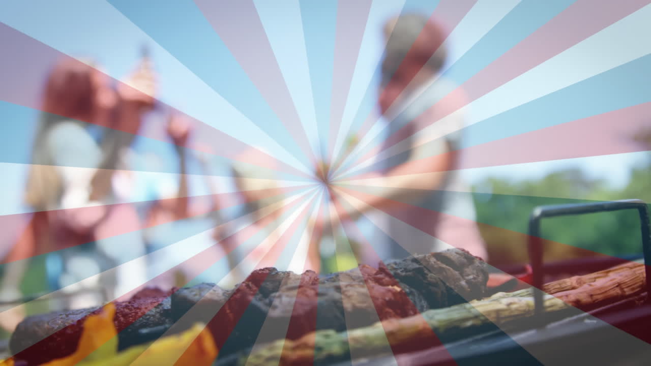 독립기념일을 축하하는 사람들 위에 회전하는 빨간색, 파란색,  ⁇ 색 줄무 ⁇ 의 애니메이션.