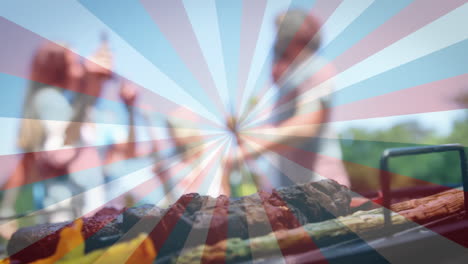 animación de rayas rojas, azules y blancas girando sobre personas que celebran el día de la independencia.