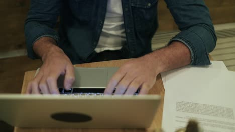 Junger-Freiberufler-Arbeitet-Mit-Laptop-Computer-Im-Café