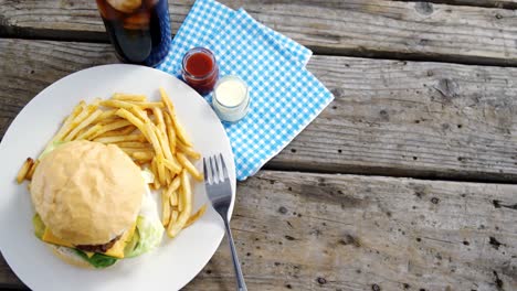 bocadillos y bebidas frías en una mesa de madera