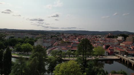 Toma-Aérea-De-La-Ciudad-De-Chaves,-Portugal.