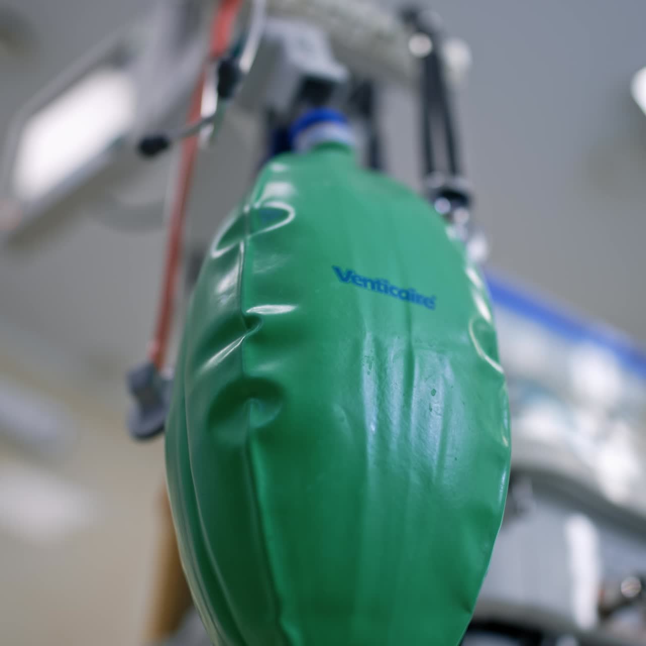 Pallone Ambu verde appeso in sala operatoria. Vista dal basso sul dispositivo di rianimazione. Primo piano.
