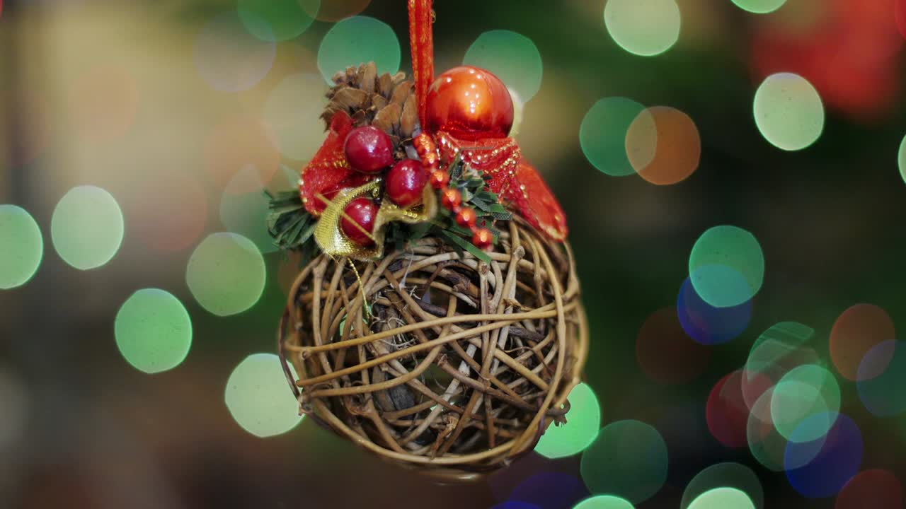 navidad juguete de madera sacude en el fondo bokeh