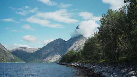 pico cubierto de nubes de la montaña stetinden en nordlandia, noruega