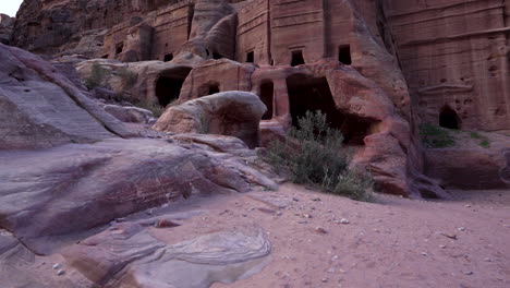 una toma giratoria de la antigua fachada de la casa nabatea tallada en la roca de arena en la antigua ciudad de petra