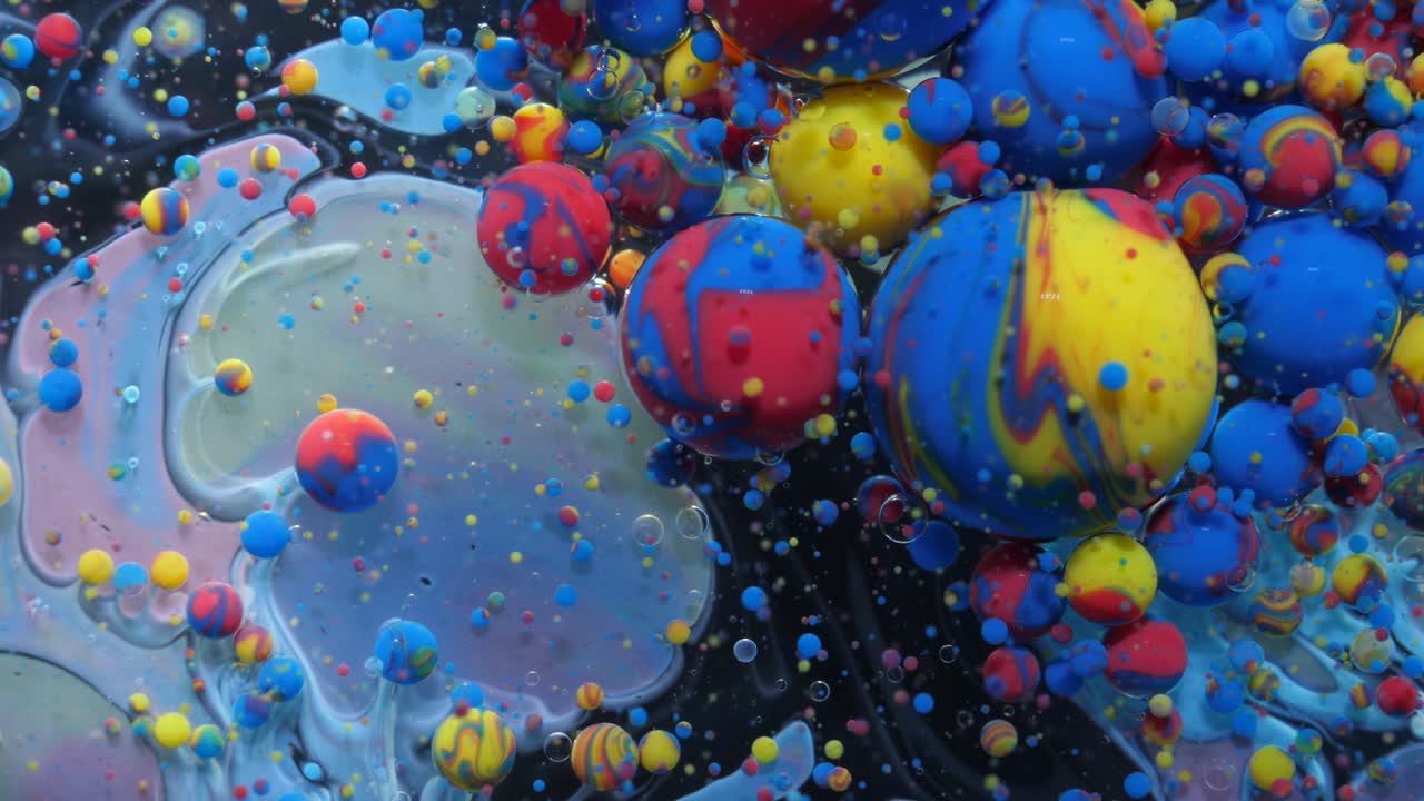 천천히 움직이는 밝은 색, 파란색과 빨간색 거품, 기름, 아름다운 색, 우주 색, 움직이는 다채, 아크릴 색, 환상적인 최면 표면, 추상적인, 다채로운 색, 변형 구조.