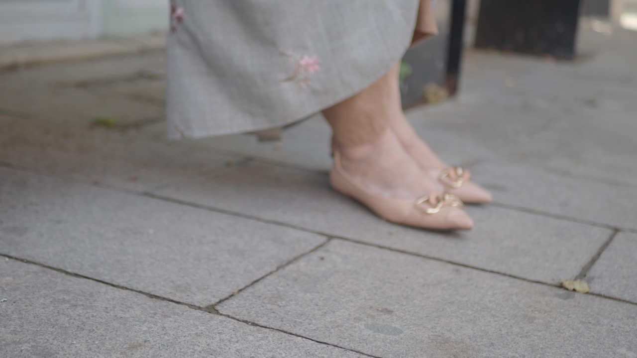 거리에서 전화를 받는 여자