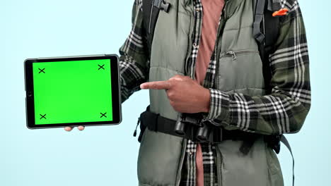 tableta, pantalla verde y las manos del hombre apuntando