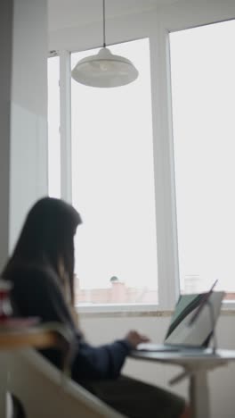 mujer joven que trabaja desde casa