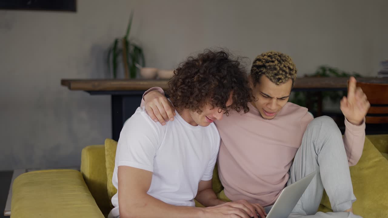 dos parejas homosexuales abrazados usando una computadora portátil navegando por internet juntos por diversión