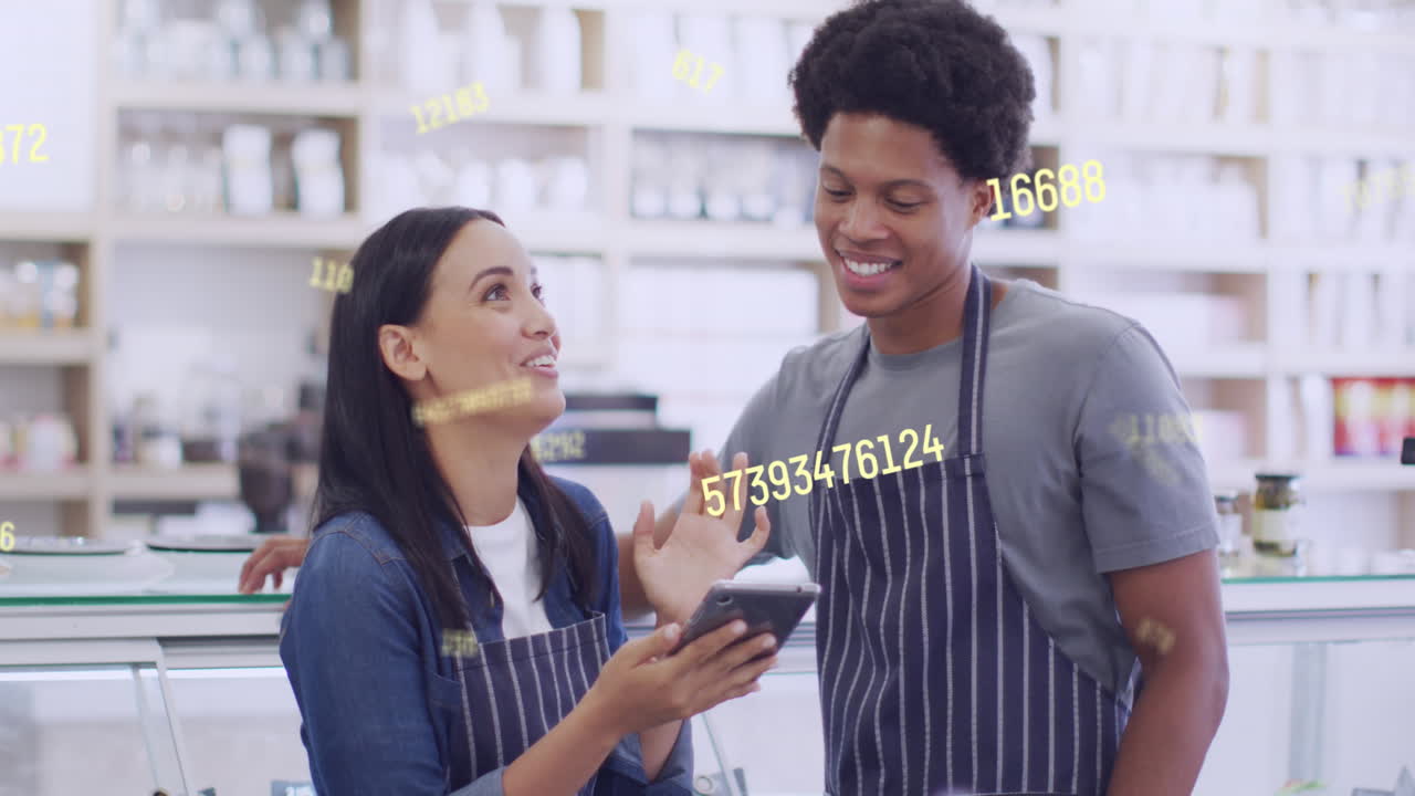 animación del procesamiento de datos a través de diversos asistentes de tienda hablando.