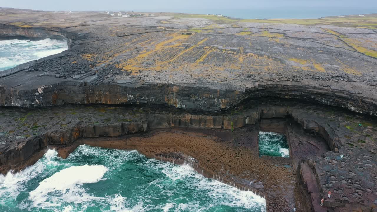 toma orbital de r a l de la formación rocosa natural "agujero de gusano" en la isla de inis mór frente a la costa oeste de irlanda