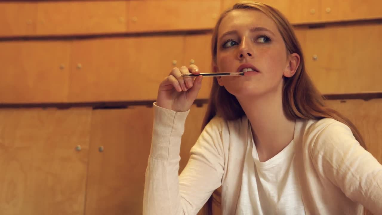 estudiante tomando notas en la clase