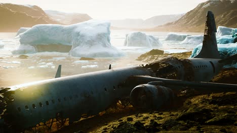 viejo avión roto en la playa de islandia