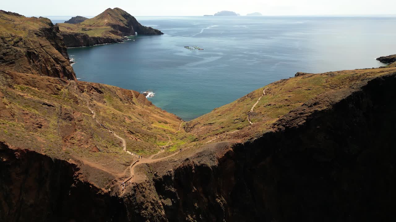 promontorio con senderismo turístico en ponta de sao lourenco en la reserva natural de madeira, portugal