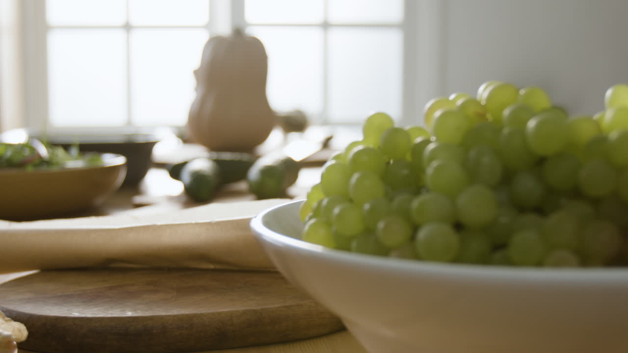 테이블 위의 과일과 야채