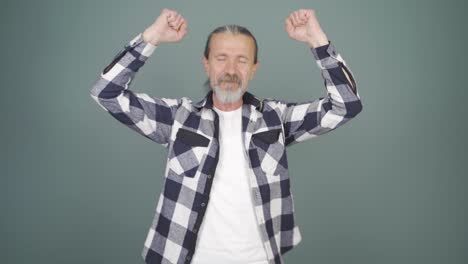 el hombre feliz se regocija.