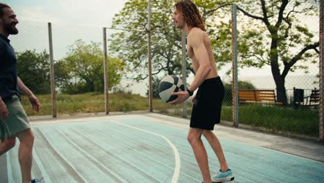 Dynamisches-Spiel-Einer-Wiederverwendbaren-Mannschaft-Auf-Einem-Basketballplatz.-Outdoor-Aktivitäten-Und-Sport