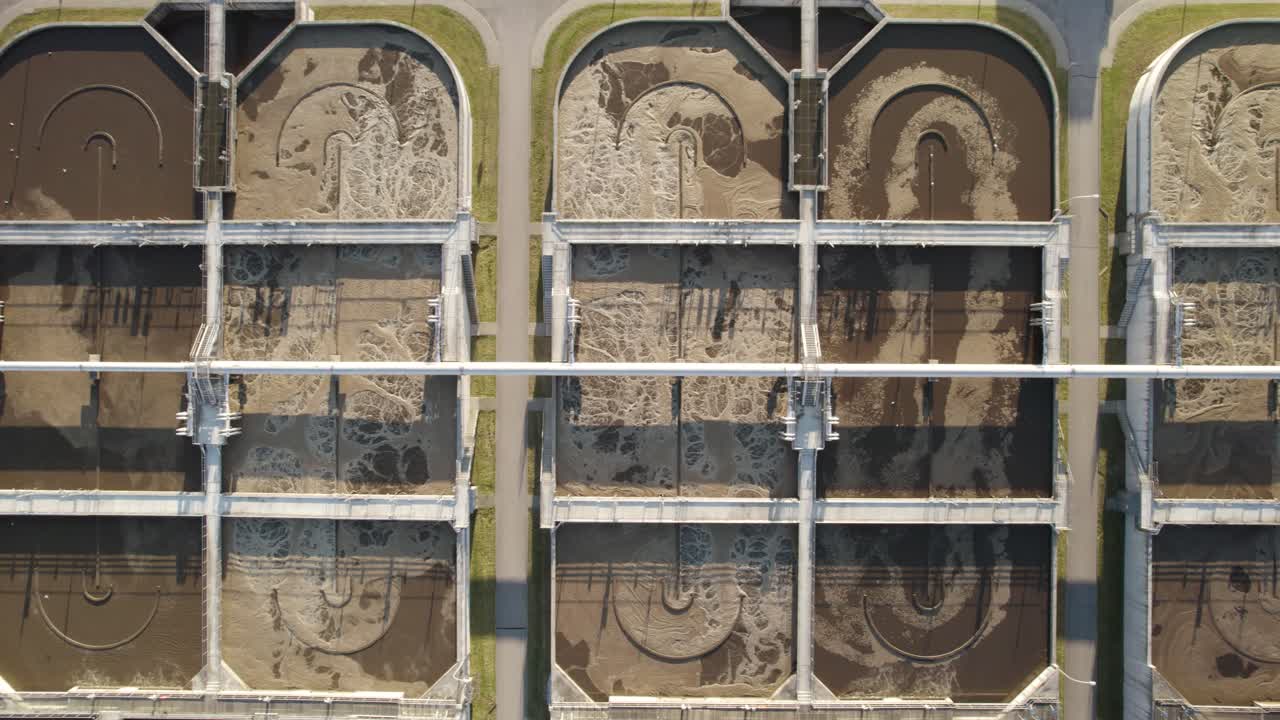 toma aérea de arriba hacia abajo de las cuencas de aireación en funcionamiento con reactores biológicos