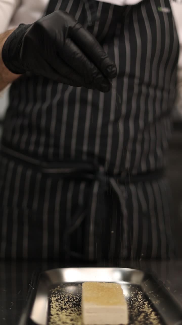Chef prepara un dessert