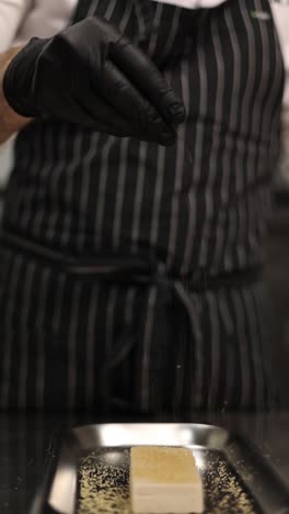 el chef preparando un postre