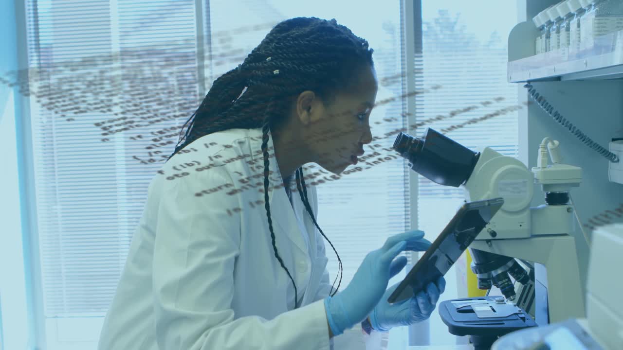 Animazione di elaborazione dati su scienziata che usa tablet e microscopio