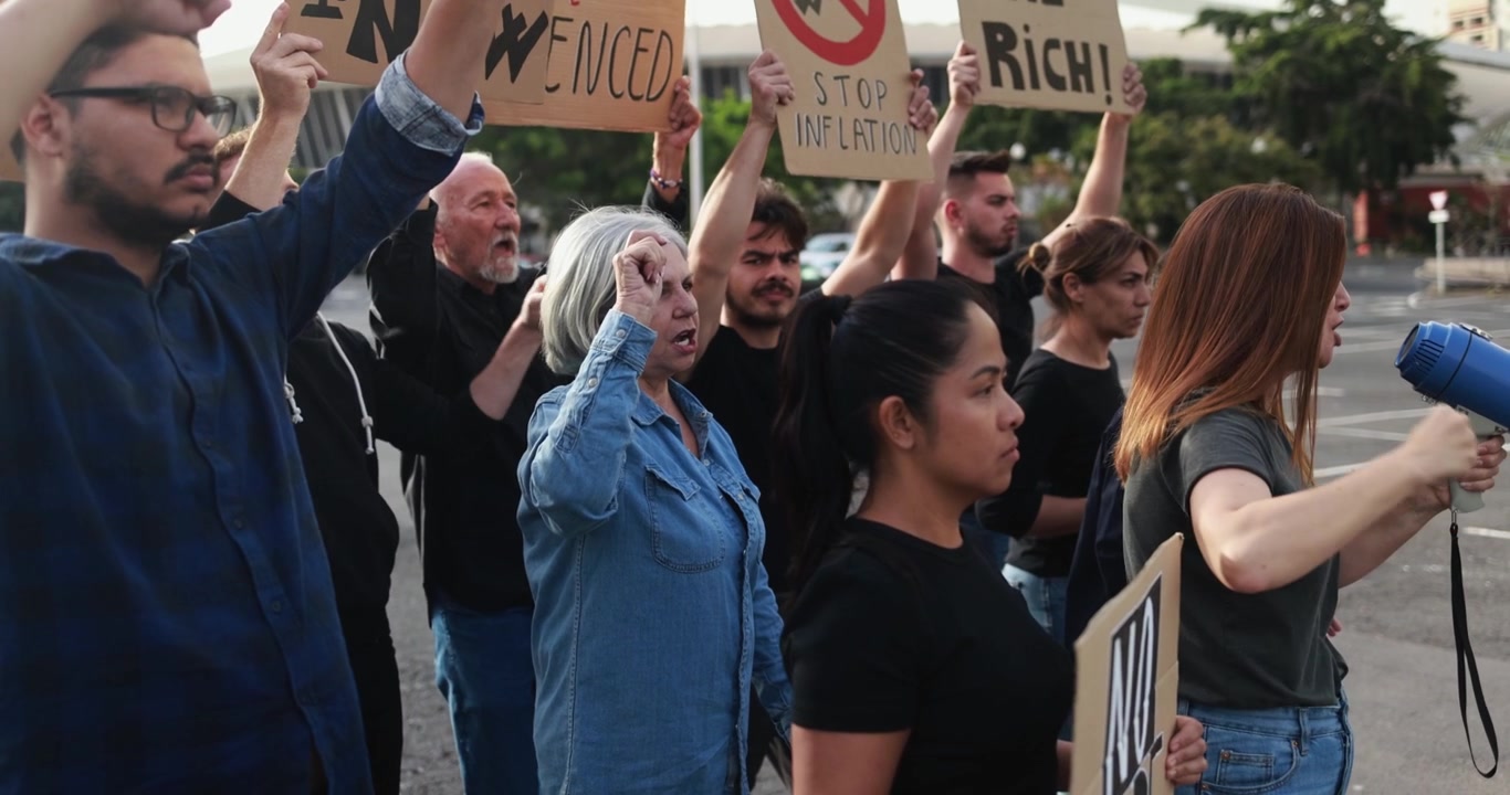 Adalet için bağıran ve pankart tutan çeşitli protestocu grubu.