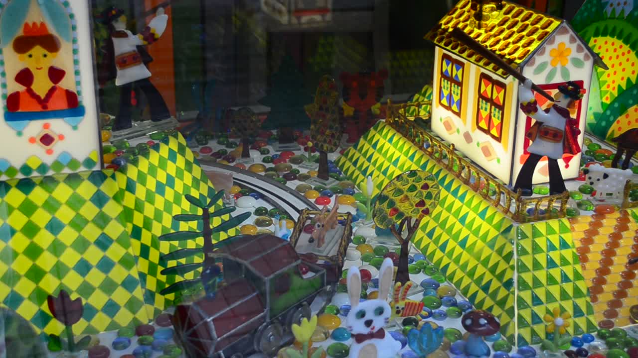 Scatto dietro il vetro, una vetrina. Città magica. Treno di caramelle.