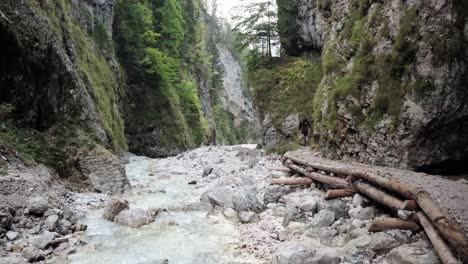 Ein-Mann,-Der-Den-Martuljek-wasserfall-Tagsüber-In-Gozd-Martljek-In-Slowenien-Und-Im-Triglav-nationalpark-Erkundet