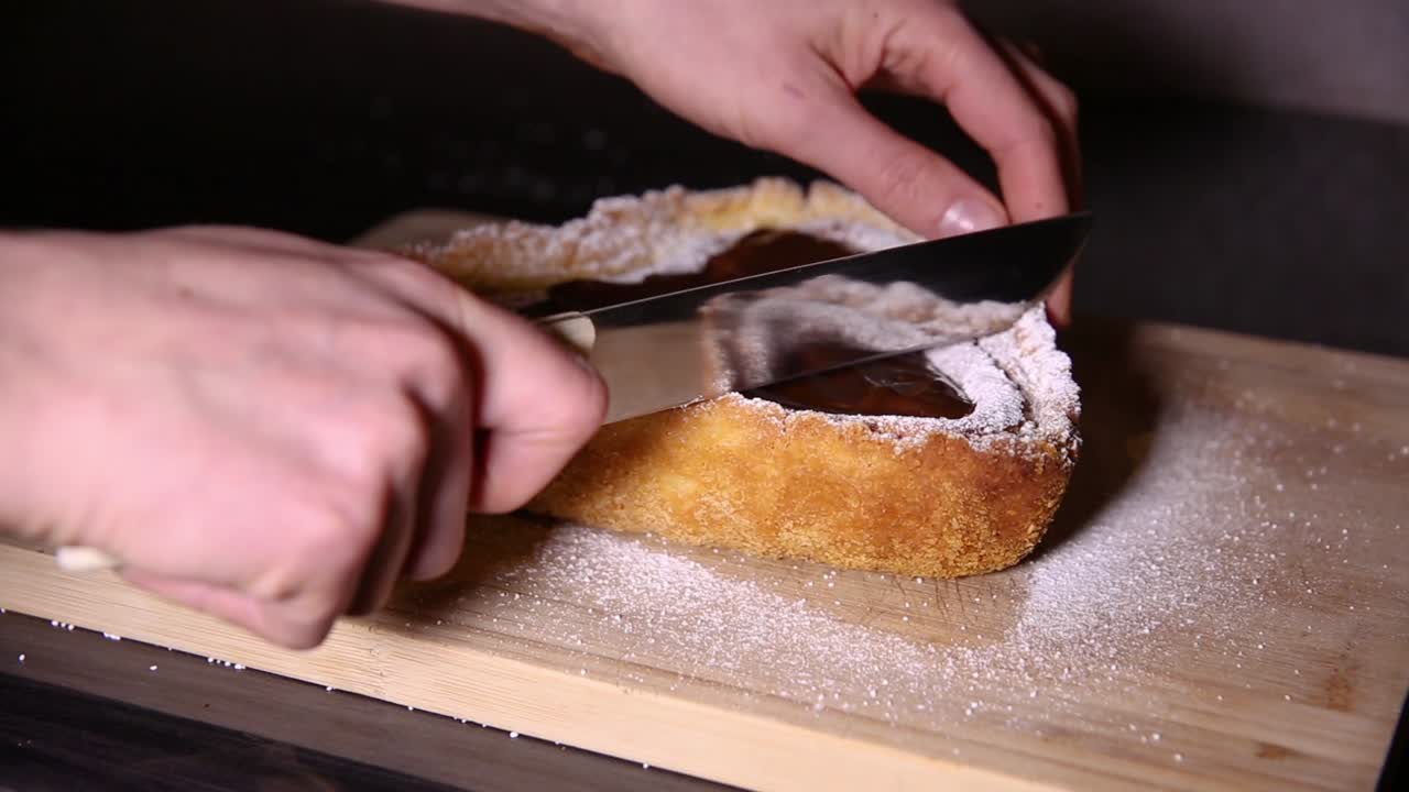 cortar una rebanada de tarta de queso en forma de corazón disparar de cerca