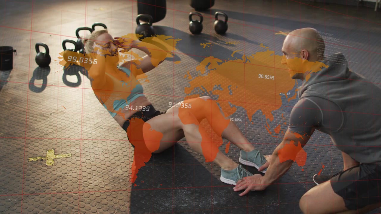 Praticante de fitness realizando abdominais enquanto o treinador estabiliza os pés, com uma sobreposição de mapa laranja destacando as repetições.