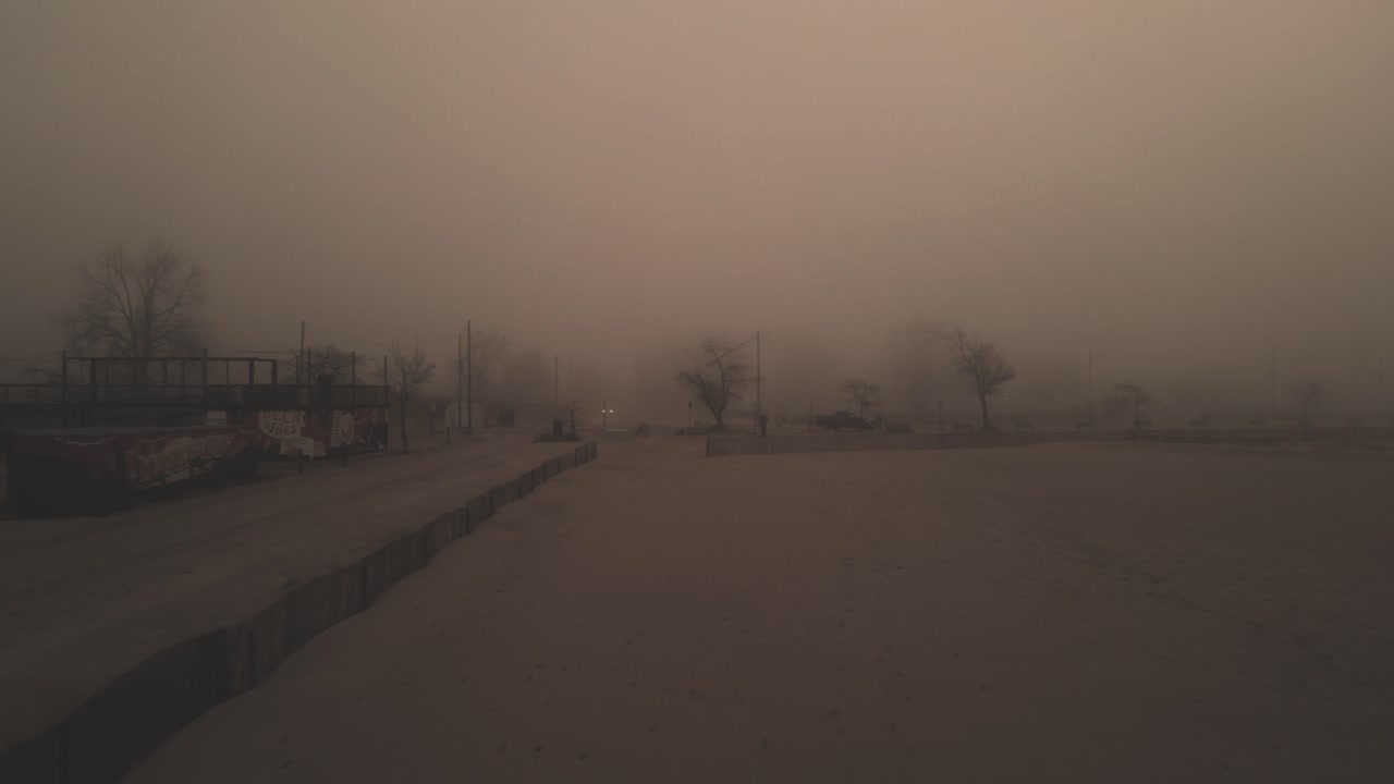 춥고 안개가 자욱한 가을 아침 머스키건의 관광지인 페레 마켓 비치