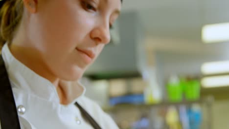 Female-chef-working-in-kitchen-at-restaurant-4k