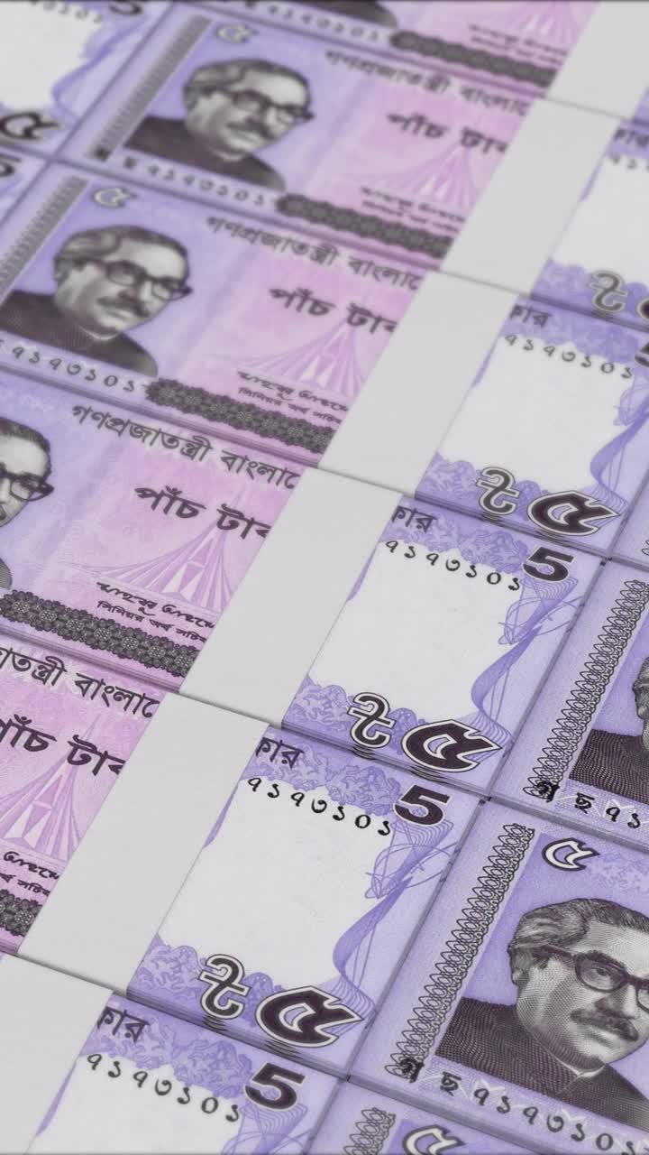Dikey video: Para basma makinesinde basılan 5 Bangladeş Takası banknotları