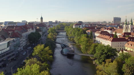 pintoresca ciudad de graz austria vista aérea siguiendo el río mur pasando por la emblemática isla flotante artificial murinsel