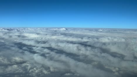 volando sobre las capas de nubes